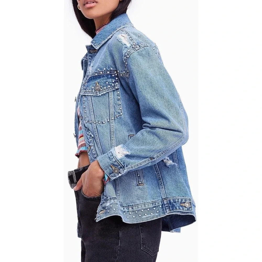 Free People Studded Denim Trucker Jacket Oversized Light Blue Destroyed Lg 148$ - Picture 3 of 14